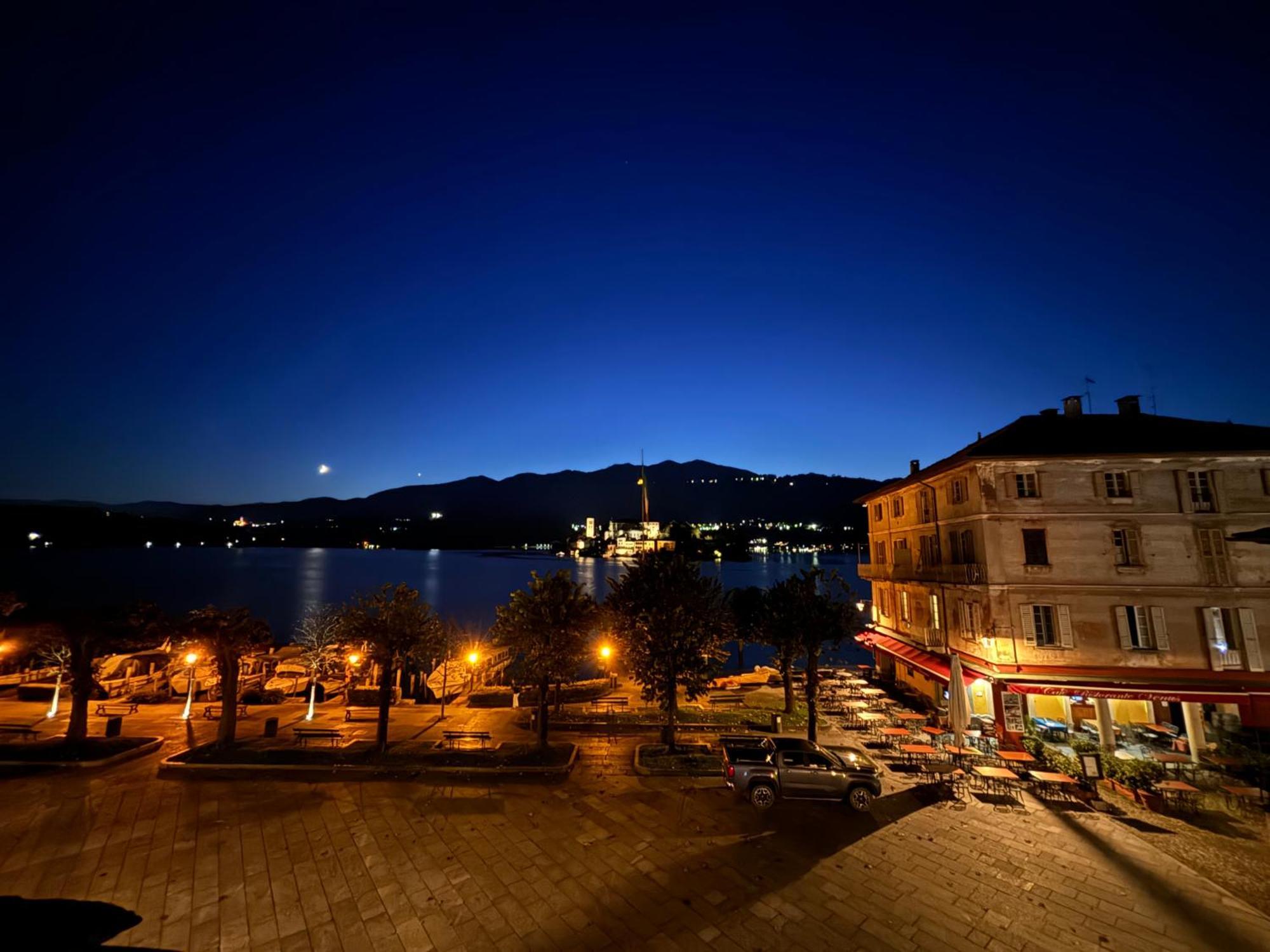 -Ortaflats- Appartamenti Imbarcadero & Palazzotto オルタ・サン・ジューリオ エクステリア 写真